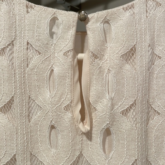 Vince Camuto - HIGH / LOW MODERN LACE TOP - Picture 5 of 6